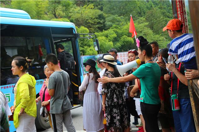 西江景区全体员工奋战暑期“旅游黄金月”为游客服务
